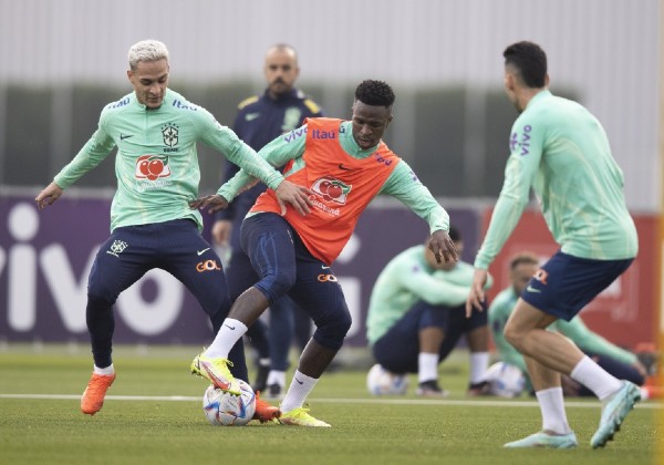 Copa do Mundo: Brasil faz primeiro treino com bola com elenco completo