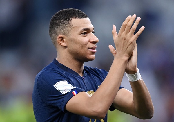 Com artilheiros Giroud e Mbappé, França avança com 3 a 1 sobre a Polônia