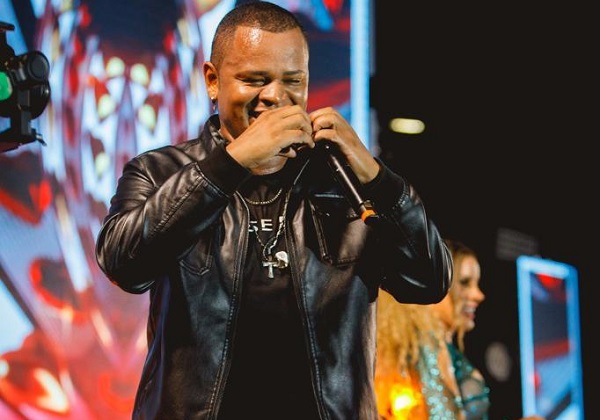 Nenho lança CD de surpresa ‘Serestão do Coladinho’