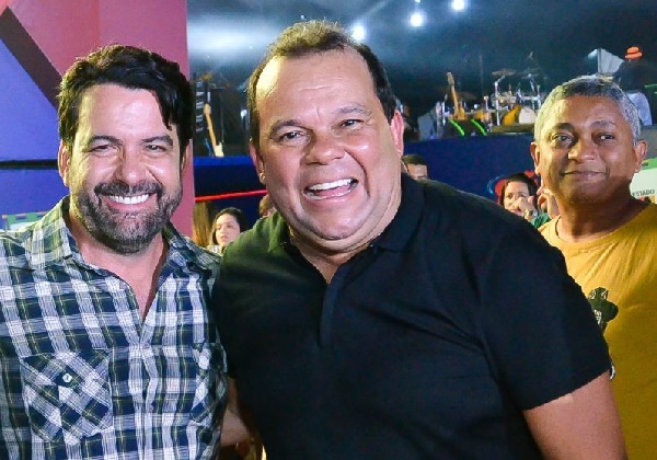 ‘Distribuindo simpatia’, Geraldo Jr. posa para foto com ex-aliado em…