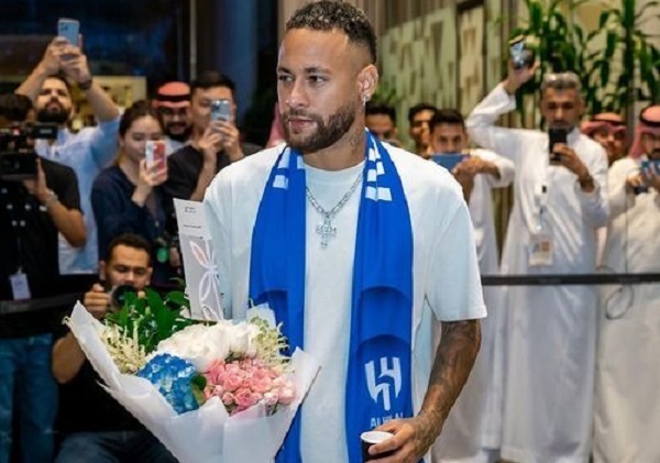 Com pingente de crucifixo, Neymar chega à Arábia Saudita e é recepcionado com flores – Blog do Robson Pires
