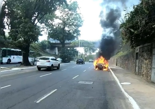 Carro pega fogo na Avenida Garibaldi e duas vias são interditas