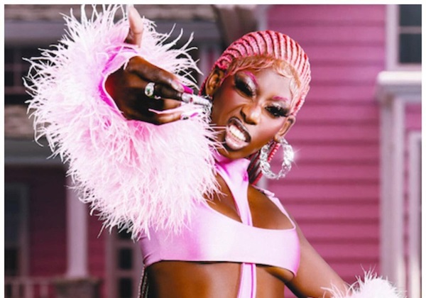 MC Soffia faz show no Rio Vermelho