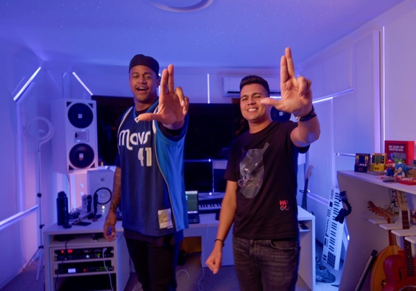 Vitor Fernandes e Léo Santana se unem em single ‘Fode Minha Mente’