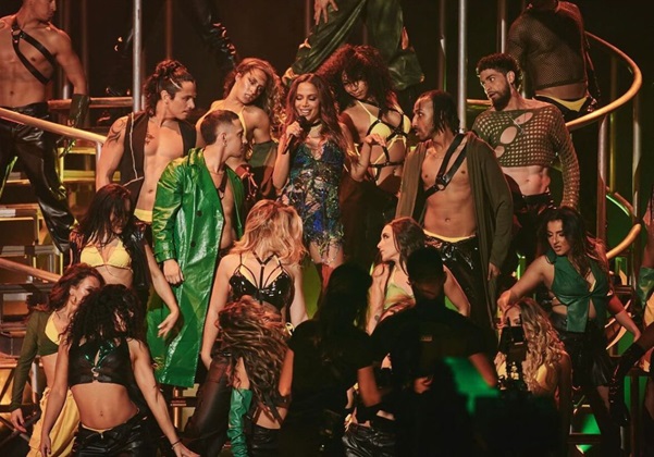 Anitta celebra apresentação em Premio Lo Nuestro: ‘feliz por…