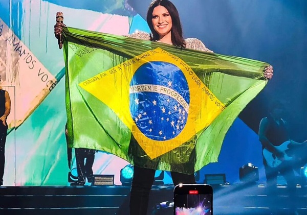 Em passagem pelo Brasil, Laura Pausini canta Macetando e se declara…
