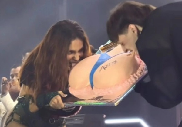 Peso Pluma uma faz surpresa para Anitta durante show da cantora no…