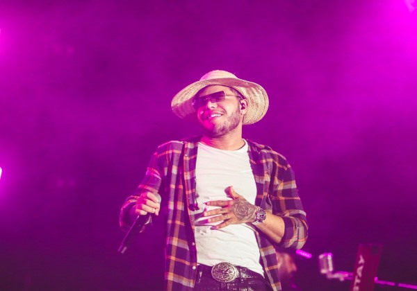 Tierry, Gustavo Mioto e Bell Marques emocionam fãs no Parque de…