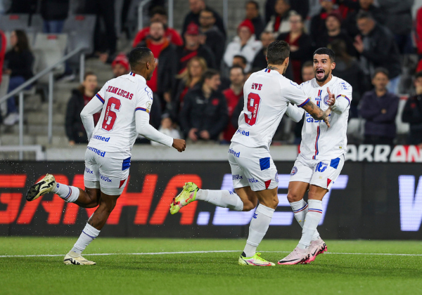Bahia vence Athletico-PR em Curitiba e volta ao G-4