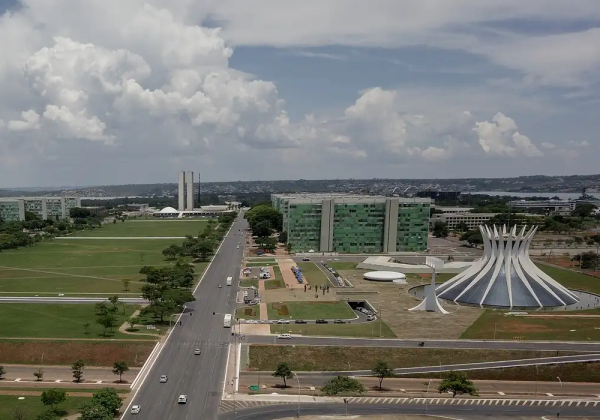 Governo oficializa congelamento de R$ 15 bilhões no Orçamento