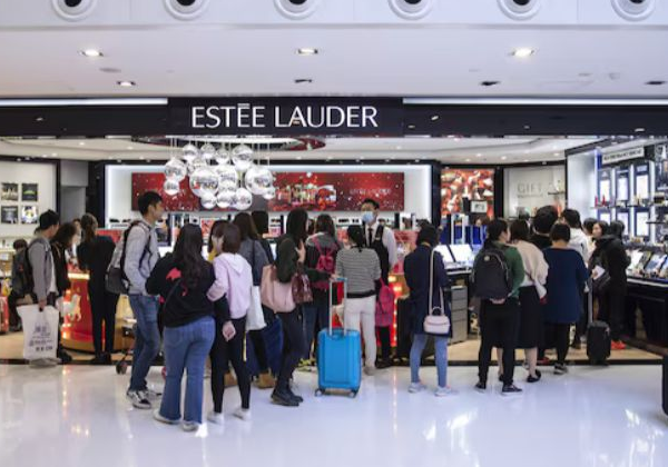 CEO da Estée Lauder, dona da MAC e da Clinique, deixará o cargo após…