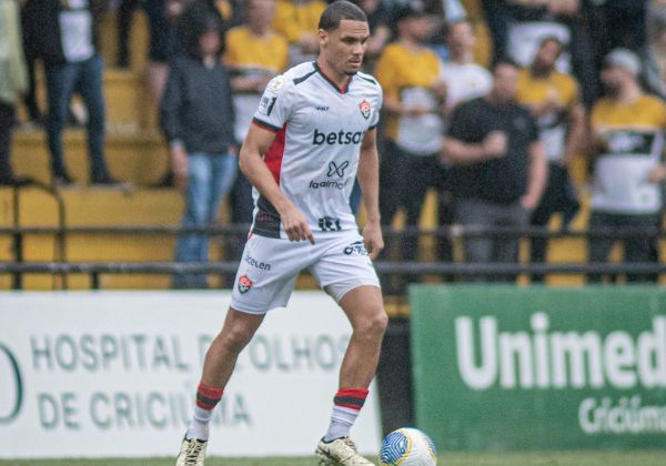 Zagueiro desfalca o Vitória contra o Flamengo pelo último jogo do…