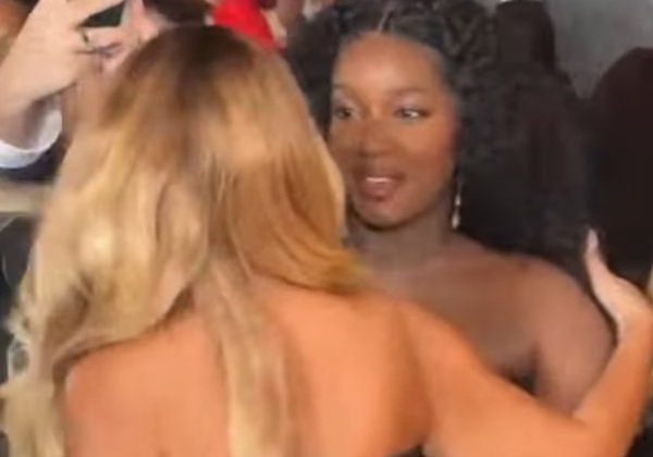 Iza realiza sonho ao conhecer Beyoncé; veja o vídeo