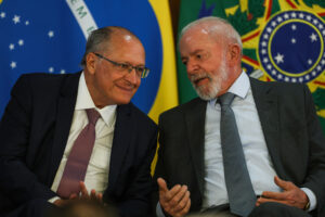 Bras&iacute;lia (DF), 25/02/2025 - Presidente Luiz In&aacute;cio Lula da Silva (d) conversa com vice-Presidente, Geraldo Alckmin (e), durante cerim&ocirc;nia de assinatura de parcerias para fortalecimento da produ&ccedil;&atilde;o e inova&ccedil;&atilde;o de vacinas e biof&aacute;rmacos<br />