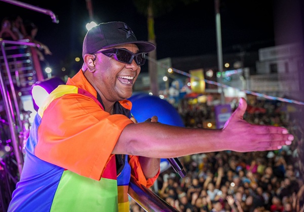 Psirico arrasta multidão no primeiro dia da Micareta de Feira.