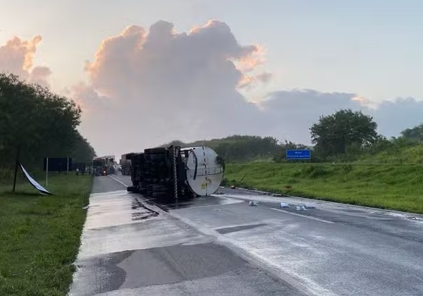 Caminhão-tanque tomba e interdita via na BR-324