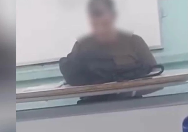 Professor é flagrado se masturbando dentro da sala de aula