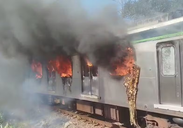 VÍDEO: Trem pega fogo no Recife e passageiros arrombam portas