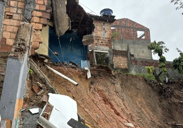 Deslizamento de terra mata idoso e deixa dezenas de desabrigados