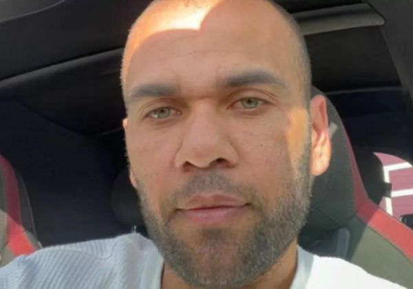 Daniel Alves surge pregando em igreja na Espanha e diz ter feito ‘pacto com Deus’