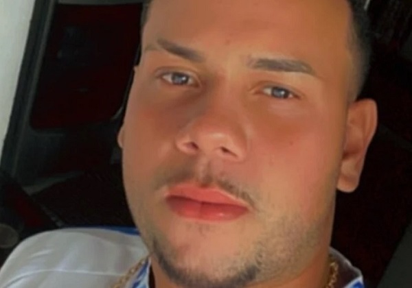 Jovem morre após cair da carroceria e ser atropelado pelo próprio carro