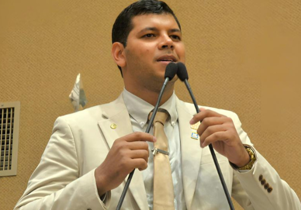 Deputado propõe incluir estudo da Bíblia na grade das escolas estaduais