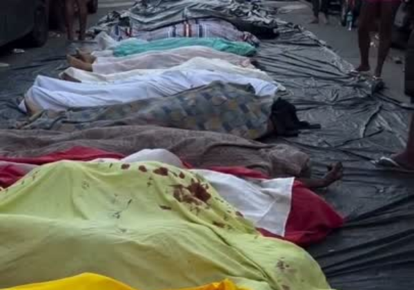 VÍDEO: Moradores da Penha levam 54 corpos de vítimas de megaoperação policial para praça