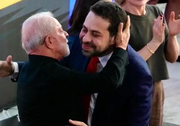 Boulos toma posse na Secretaria-Geral e promete ‘governo na rua’