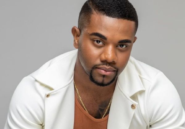 Davi Brito exibe look brilhante para luta contra Sacha Bali: ‘Iluminado’