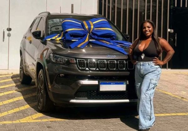 ‘Diva do CRAS’ brinca sobre perder Bolsa Família após comprar carro de luxo