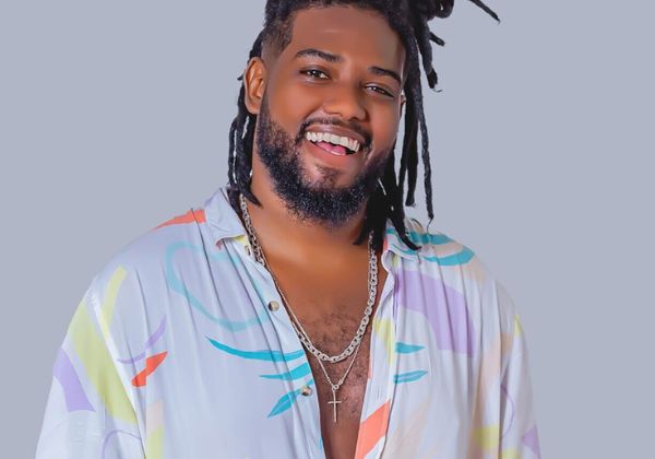 Neto de Riachão celebra os 104 anos do sambista com audiovisual ‘Suco de Bahia’