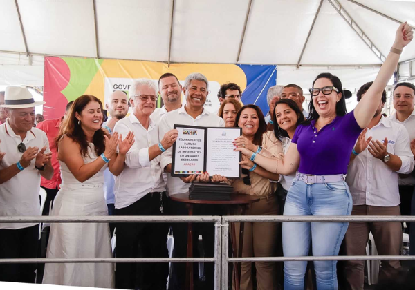 Governo estadual anuncia investimentos em educação durante visita a Araçás