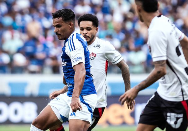 Matheuzinho lamenta derrota do Vitória: ‘Não fizemos e tomamos’