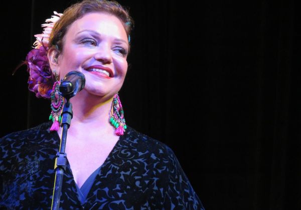 Irmã de Ivete Sangalo volta às origens e faz show em festival de Juazeiro