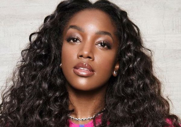 Iza leva fãs à loucura em vídeo de biquíni após término com Yuri Lima; assista