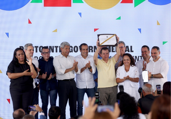 Ministro recebe títulos de Cidadão de Salvador e de Lauro de Freitas