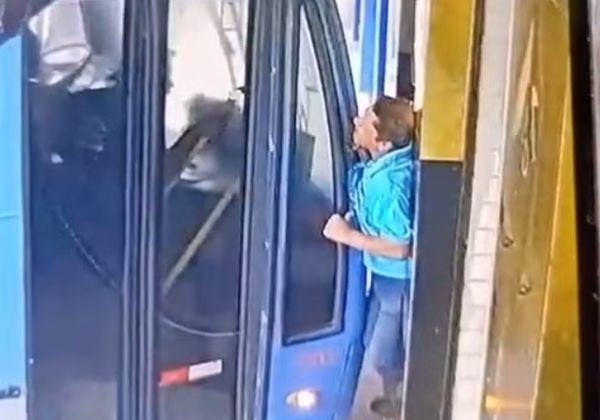 VÍDEO: Idoso é prensado na parede por ônibus descontrolado