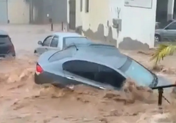 Temporal atinge cidade baiana e provoca alagamentos e desabamentos