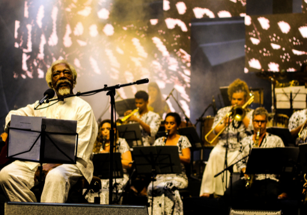 Mateus Aleluia leva Concha Acústica ao encantamento em novo show