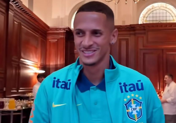 Luciano Juba se apresenta à Seleção Brasileira em Londres; veja o momento