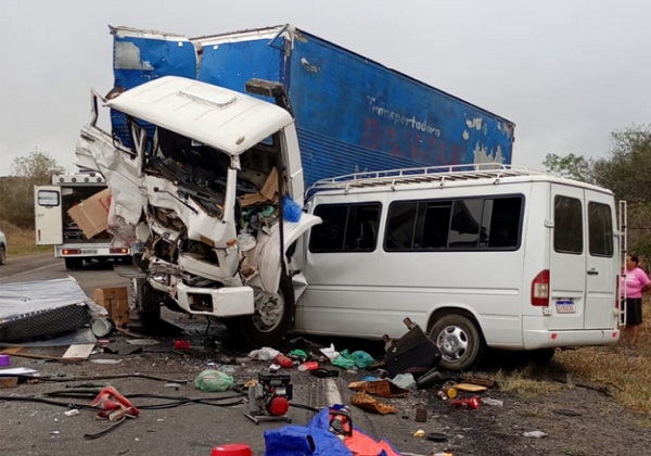 Colisão entre carreta e van deixa morto e feridos na BR-116