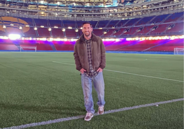 Messi visita Camp Nou reformado e revela desejo de voltar ao Barcelona