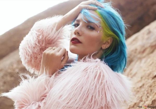 VÍDEO: Cantora famosa é assediada em cima do palco durante show