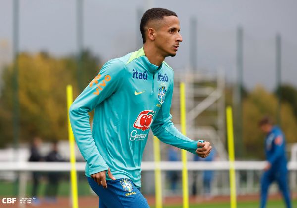 ‘Tudo que passei e conquistei valeu a pena’, diz Juba ao chegar na Seleção