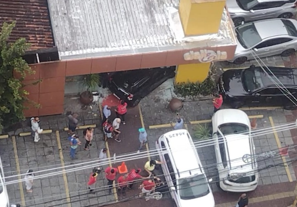 Carro invade padaria na Graça e causa susto em clientes