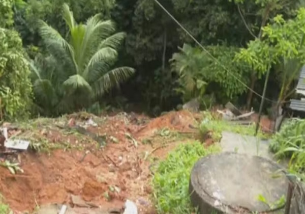 Casa desaba e casal fica soterrado em Cajazeiras II