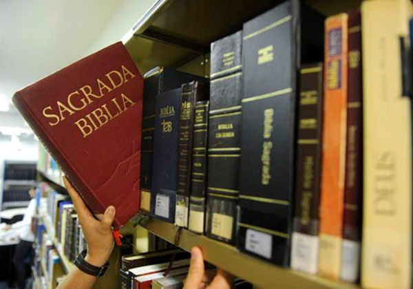 Lei da Bíblia como material paradidático nas escolas de Salvador é sancionada; veja o que muda