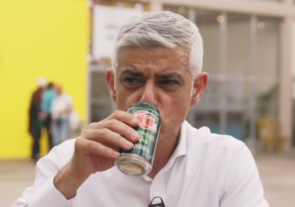 VÍDEO: Prefeito de Londres detona guaraná e pede chá para acompanhar quitutes