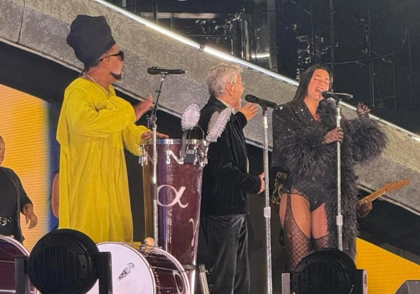 VÍDEO: Estrela pop inglesa canta com Carlinhos Brown e Caetano Veloso durante show em SP