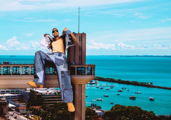 Léo Santana divulga spoiler do audiovisual que celebra seus 20 anos de carreira